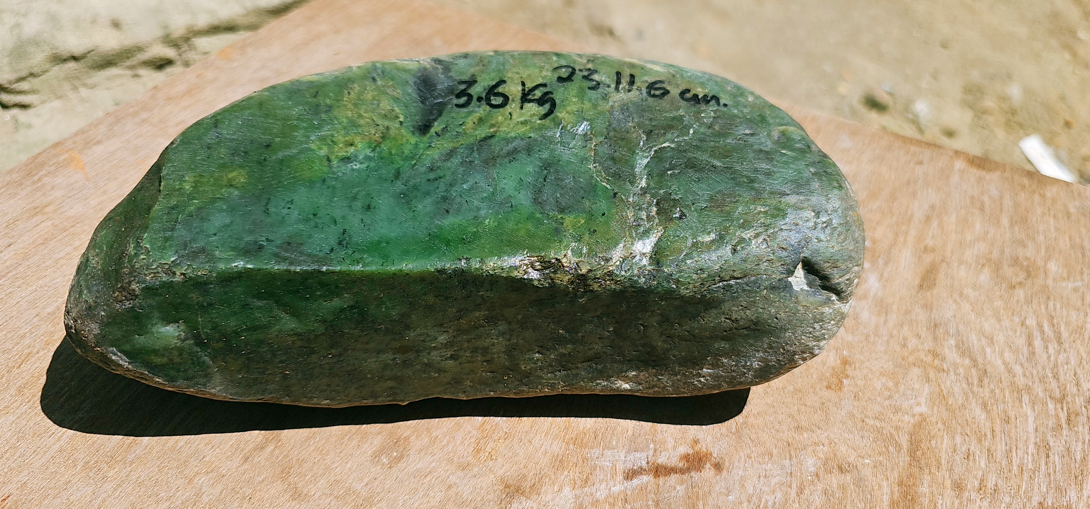 Aceh Natural Deep Forest Green Nephrite Jade with Mossy Cloud Patterns and Organic Contour Rough Stone – 3.6 KG