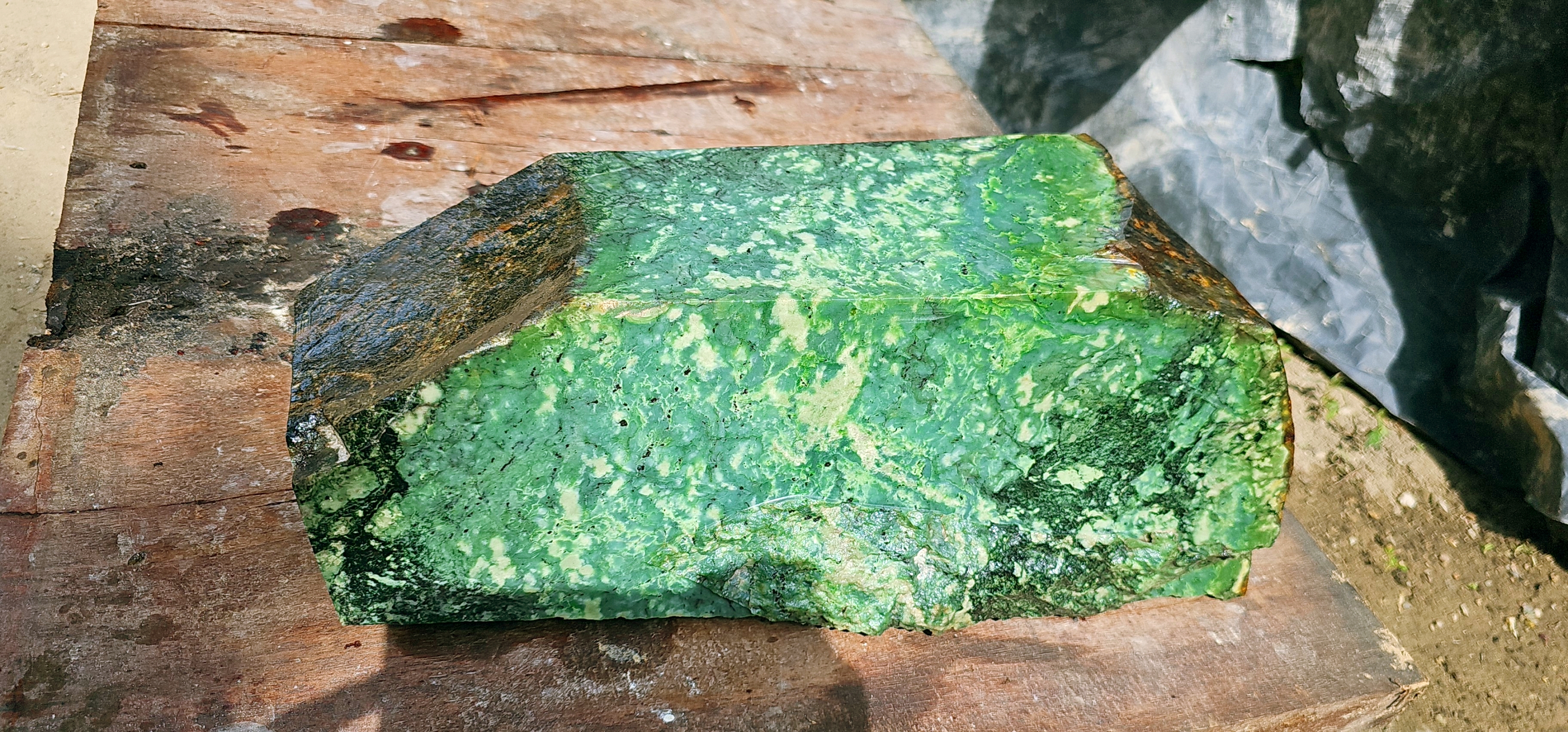 Aceh Natural Deep Forest Green and Moss Green Nephrite Jade with Complex Clouded Veining Rough Stone – 23 KG
