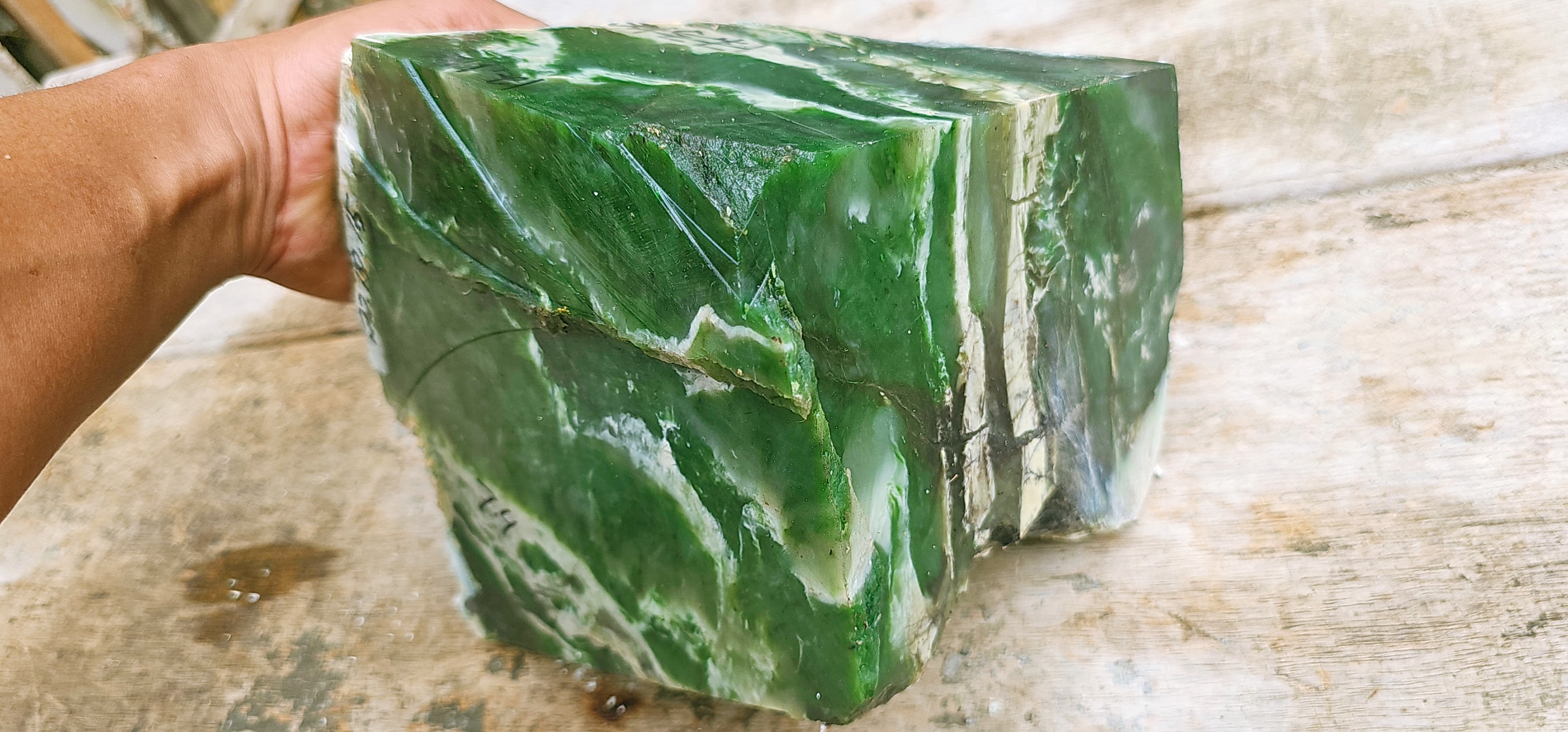 Natural Green Jade Rough Slab – Rich Emerald & Forest Green Body with Strong White Mineral Veining, Translucent Green Zones & Distinct Natural Color Zoning – 7.4 KG