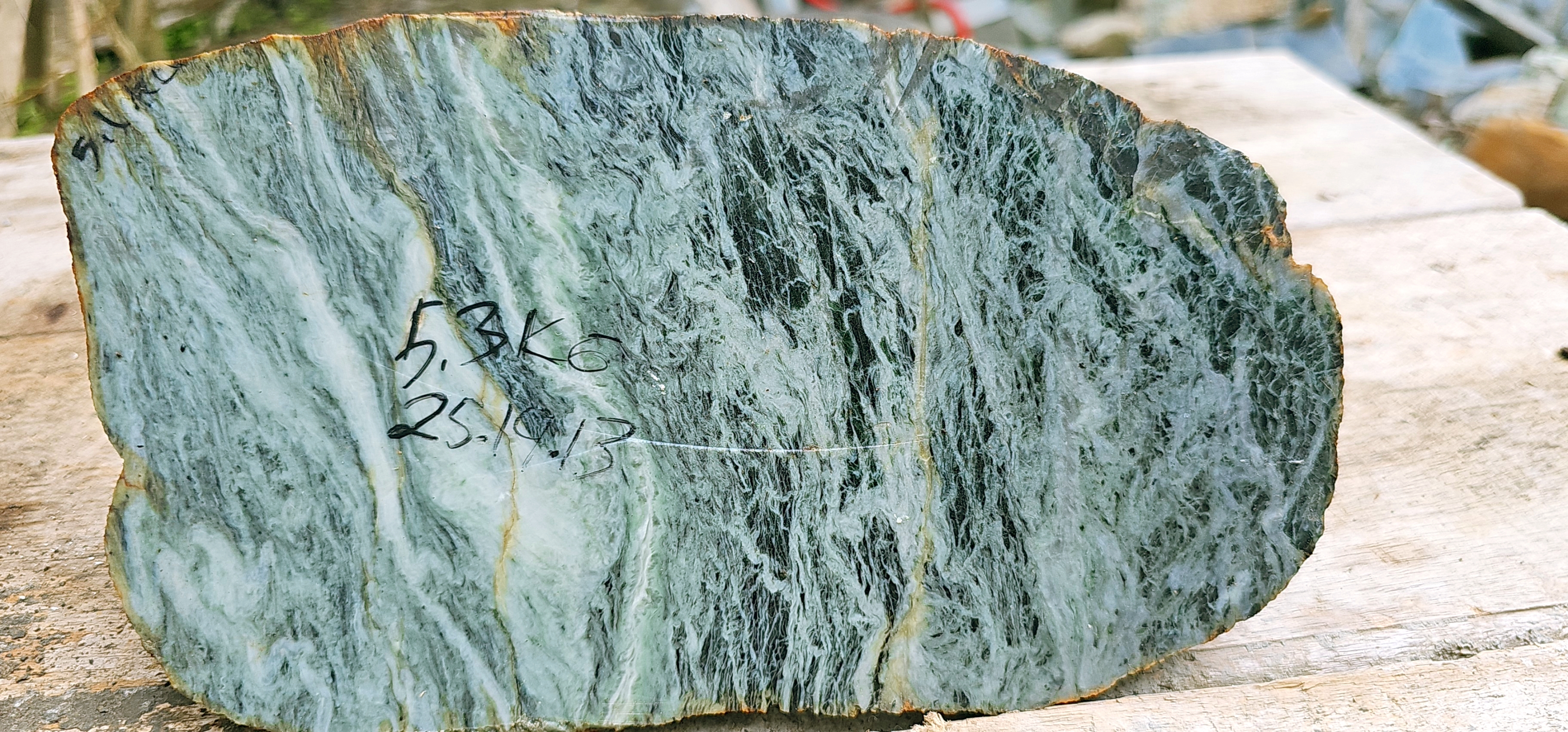 Natural Green-Gray Jade-Like Rough Slab – Distinctive Fibrous Vein Texture, Silver-Green Matrix, Dark Green Mineral Zoning & Natural Linear Pattern – 5.3 KG