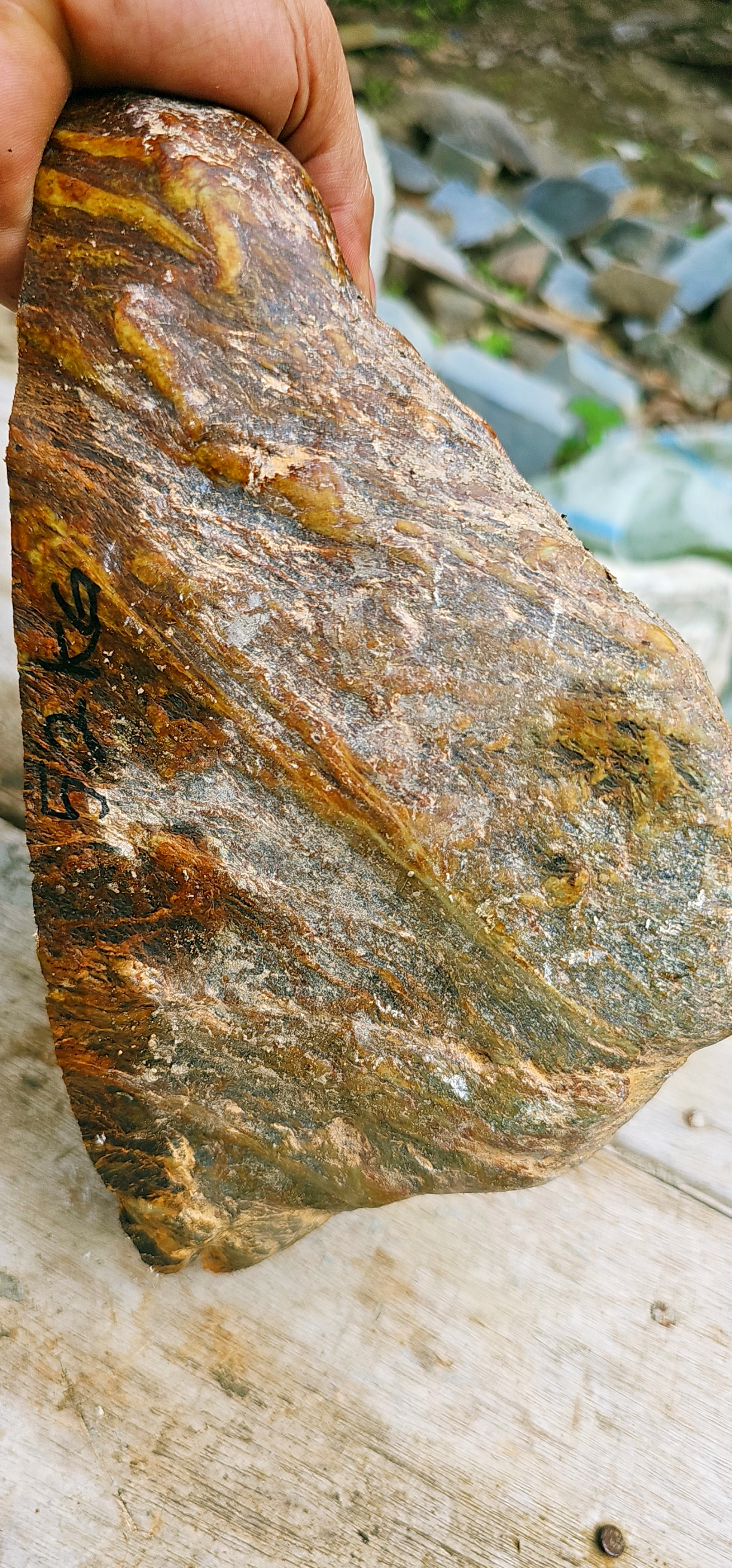 Natural Green-Gray Jade-Like Rough Slab – Distinctive Fibrous Vein Texture, Silver-Green Matrix, Dark Green Mineral Zoning & Natural Linear Pattern – 5.3 KG