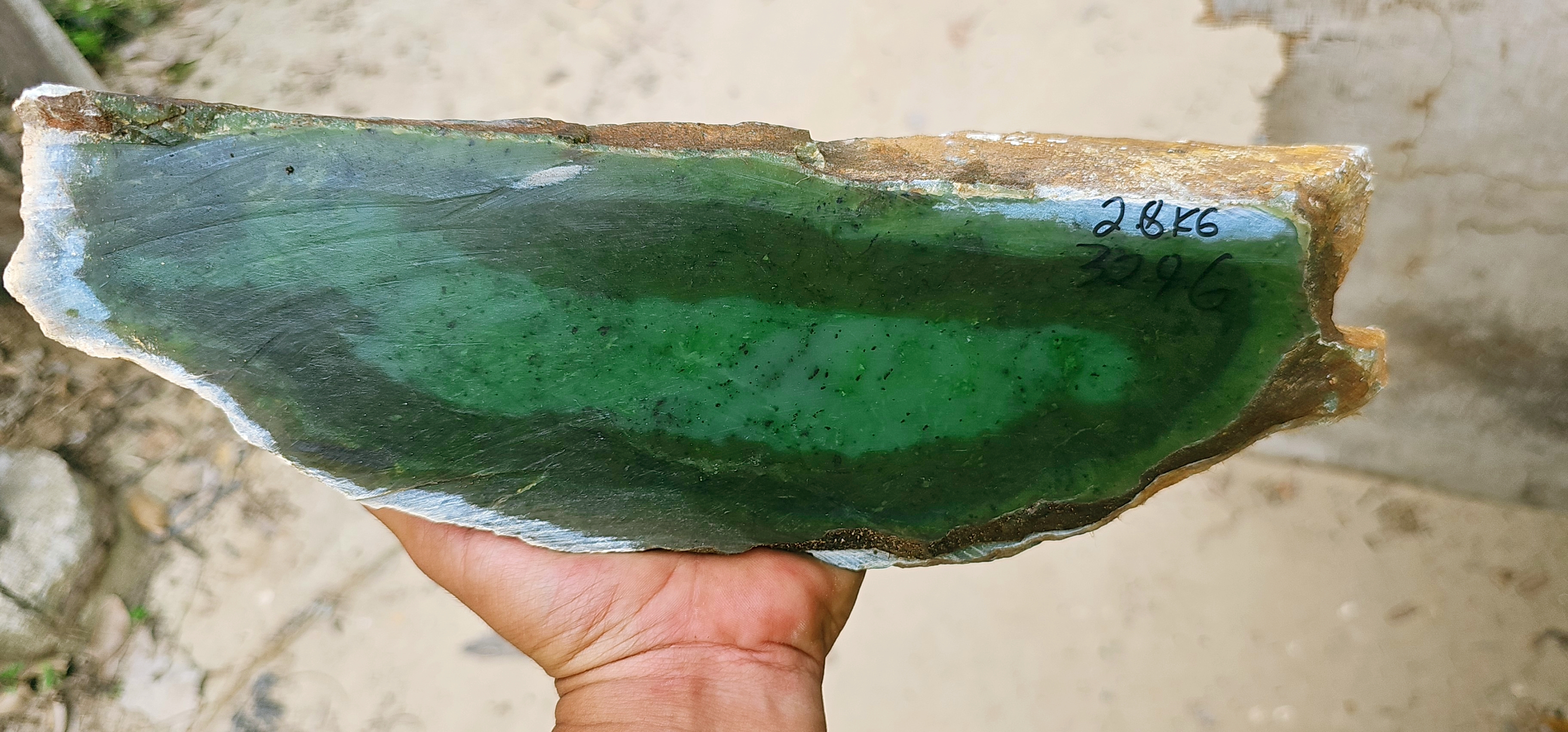 Natural Deep Green Jade-Like Rough Slab – Rich Emerald-Green Core, Dark Green Peripheral Zoning, Fine Black Mineral Inclusions & Smooth Fibrous Texture – 2.8 KG