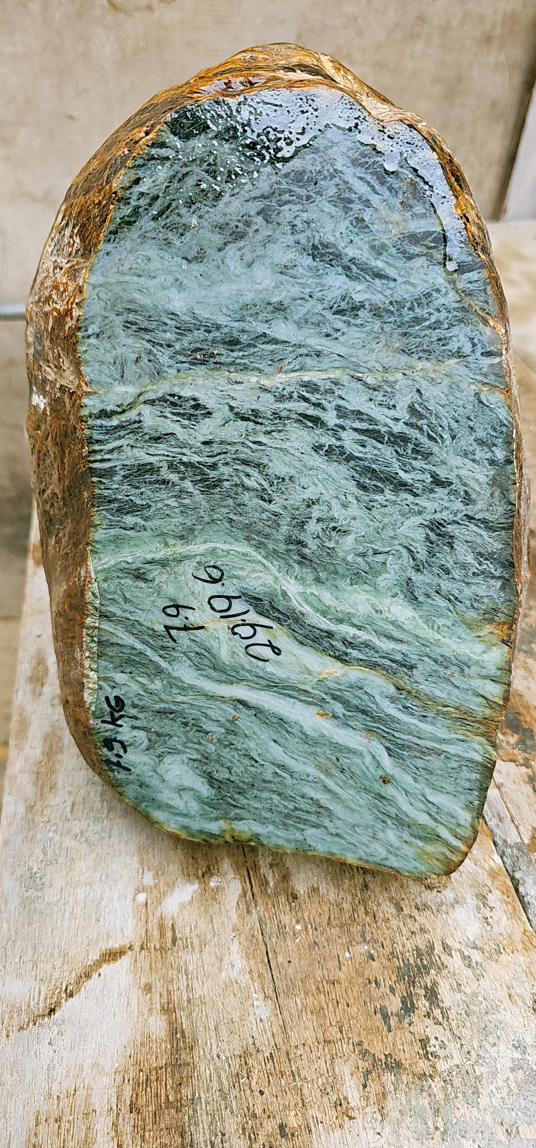 Large Natural Green Serpentine/Jade-Like Rough Slab – Pale Sage-Green Base, Dark Forest-Green Fibrous Veining, Strong Flowing Texture & Natural Brown Matrix – 7.9 KG