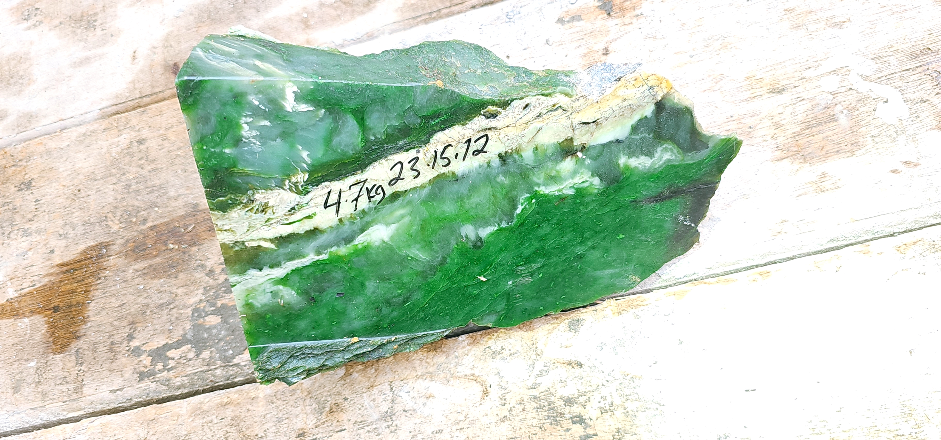 Natural Deep Emerald-Green Jade-Like Rough Slab – Vivid Green Core, Translucent Pale-Green Veining, Cream-Green Matrix & Distinct Layered Color Zoning – 4.7 KG