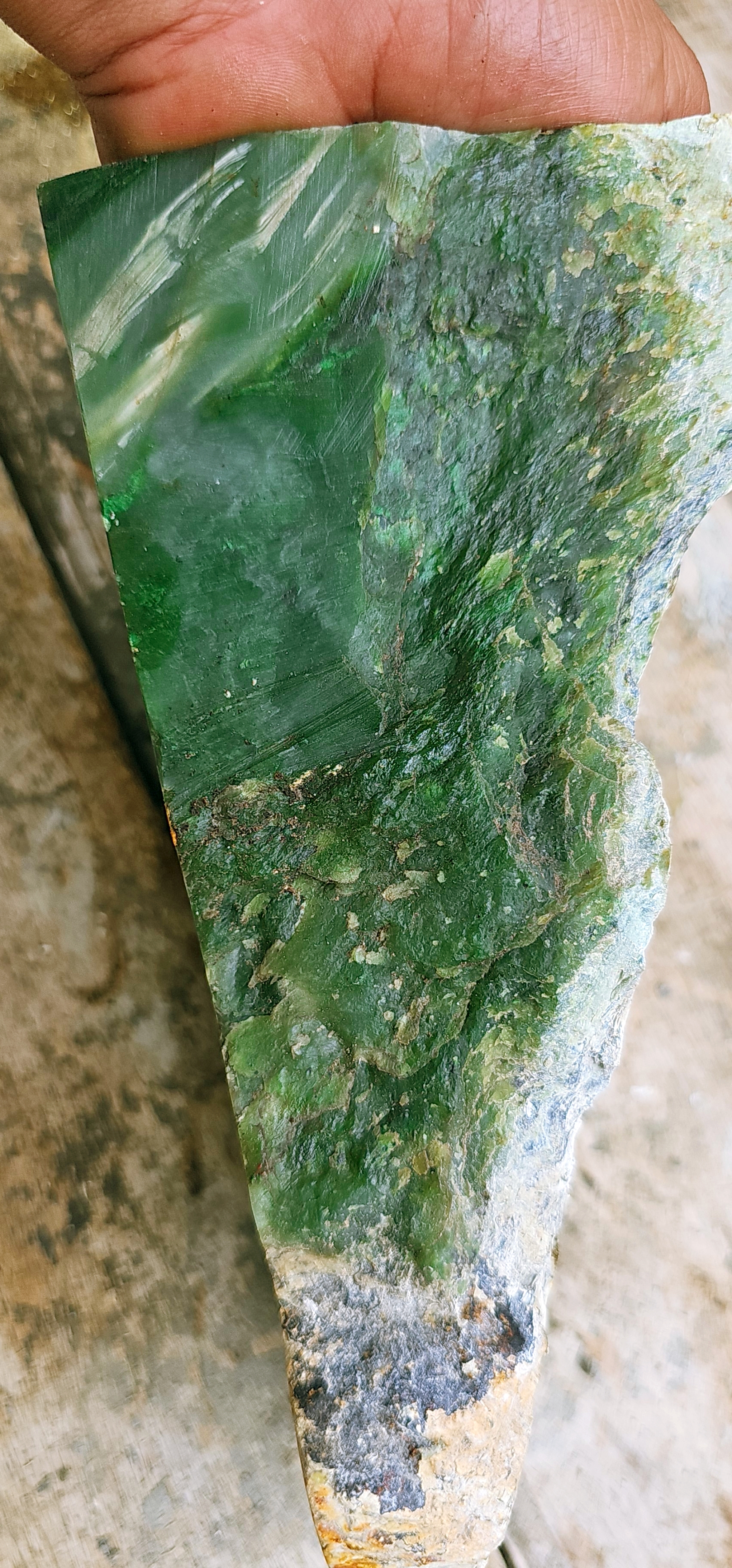 Natural Deep Emerald-Green Jade-Like Rough Slab – Vivid Green Core, Translucent Pale-Green Veining, Cream-Green Matrix & Distinct Layered Color Zoning – 4.7 KG