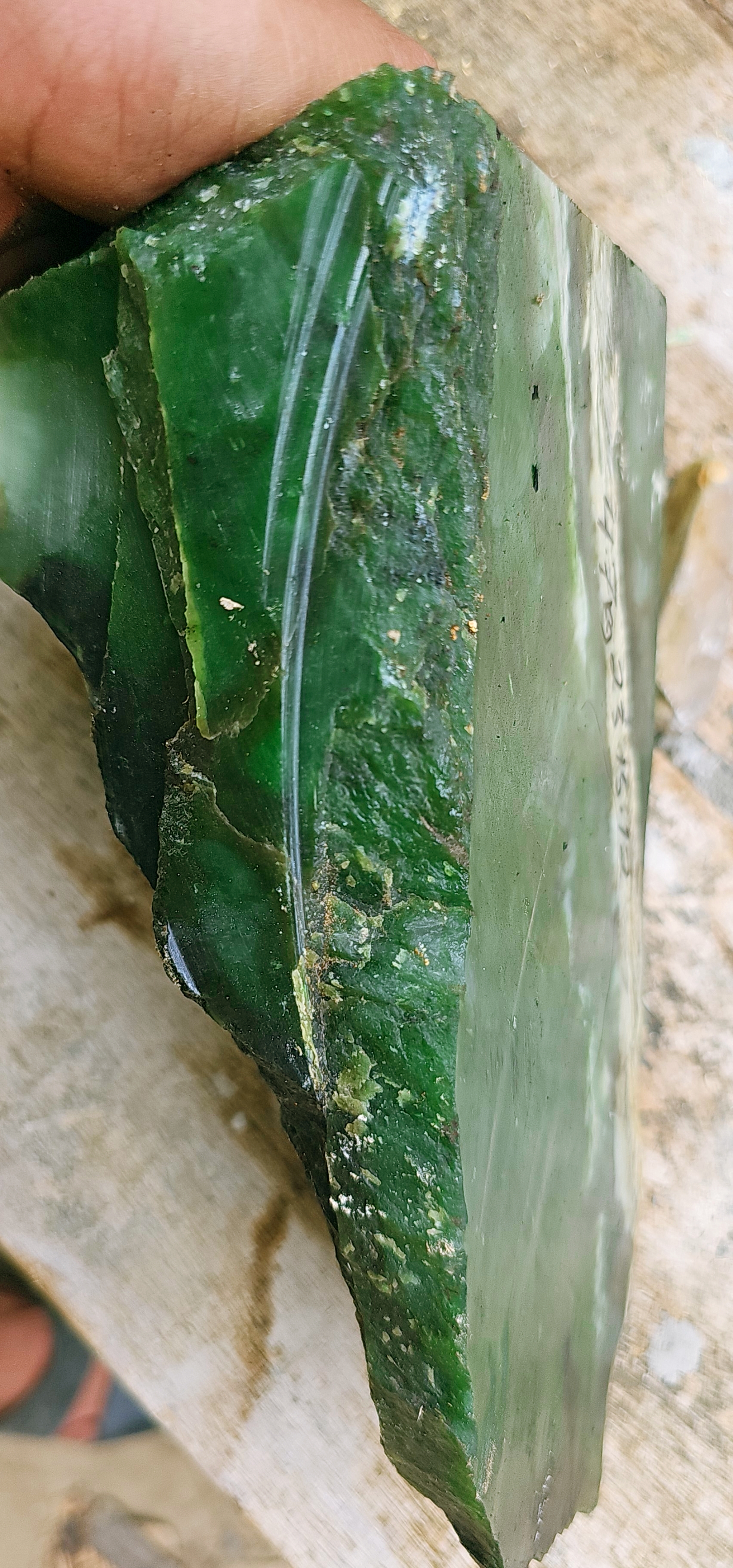 Natural Deep Emerald-Green Jade-Like Rough Slab – Vivid Green Core, Translucent Pale-Green Veining, Cream-Green Matrix & Distinct Layered Color Zoning – 4.7 KG