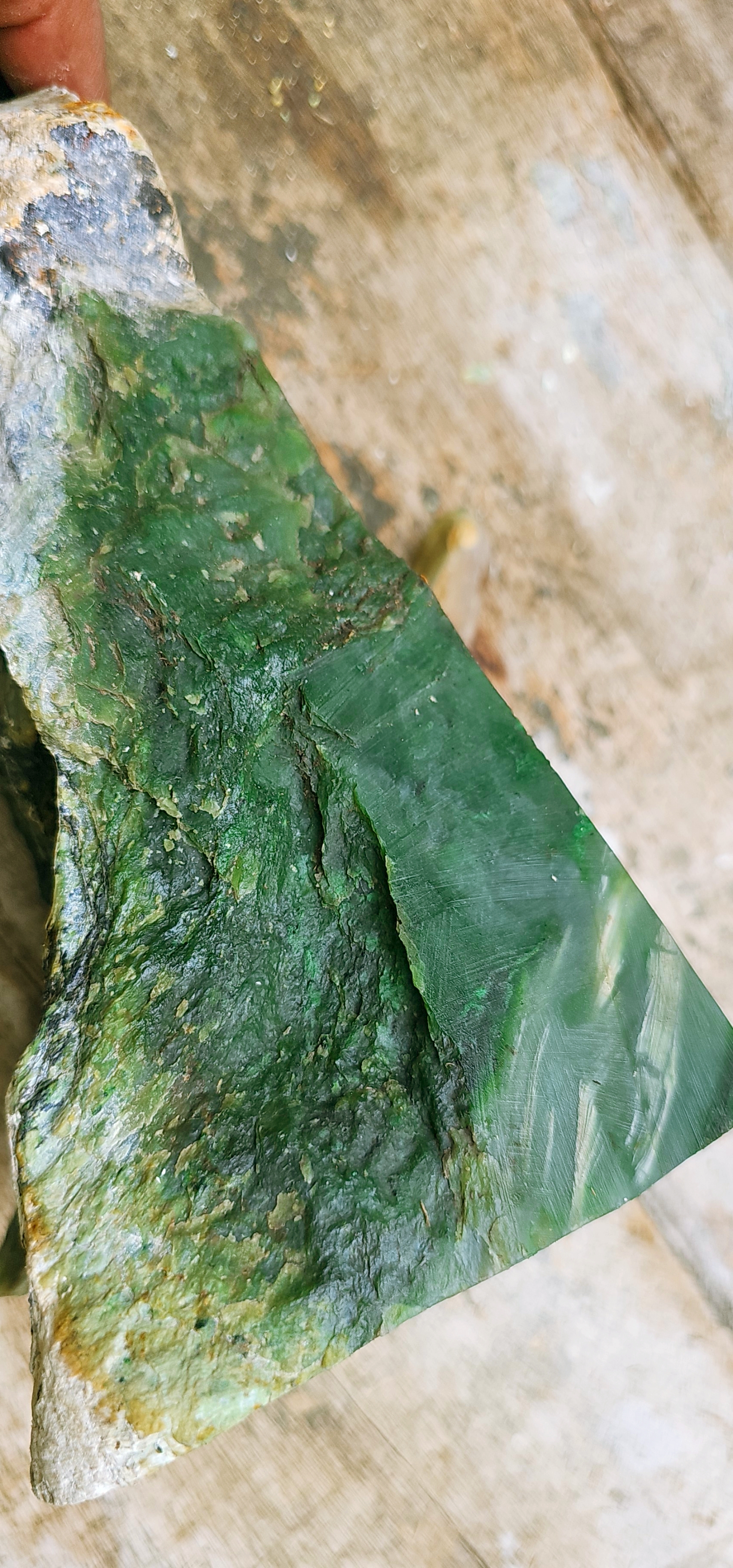 Natural Deep Emerald-Green Jade-Like Rough Slab – Vivid Green Core, Translucent Pale-Green Veining, Cream-Green Matrix & Distinct Layered Color Zoning – 4.7 KG