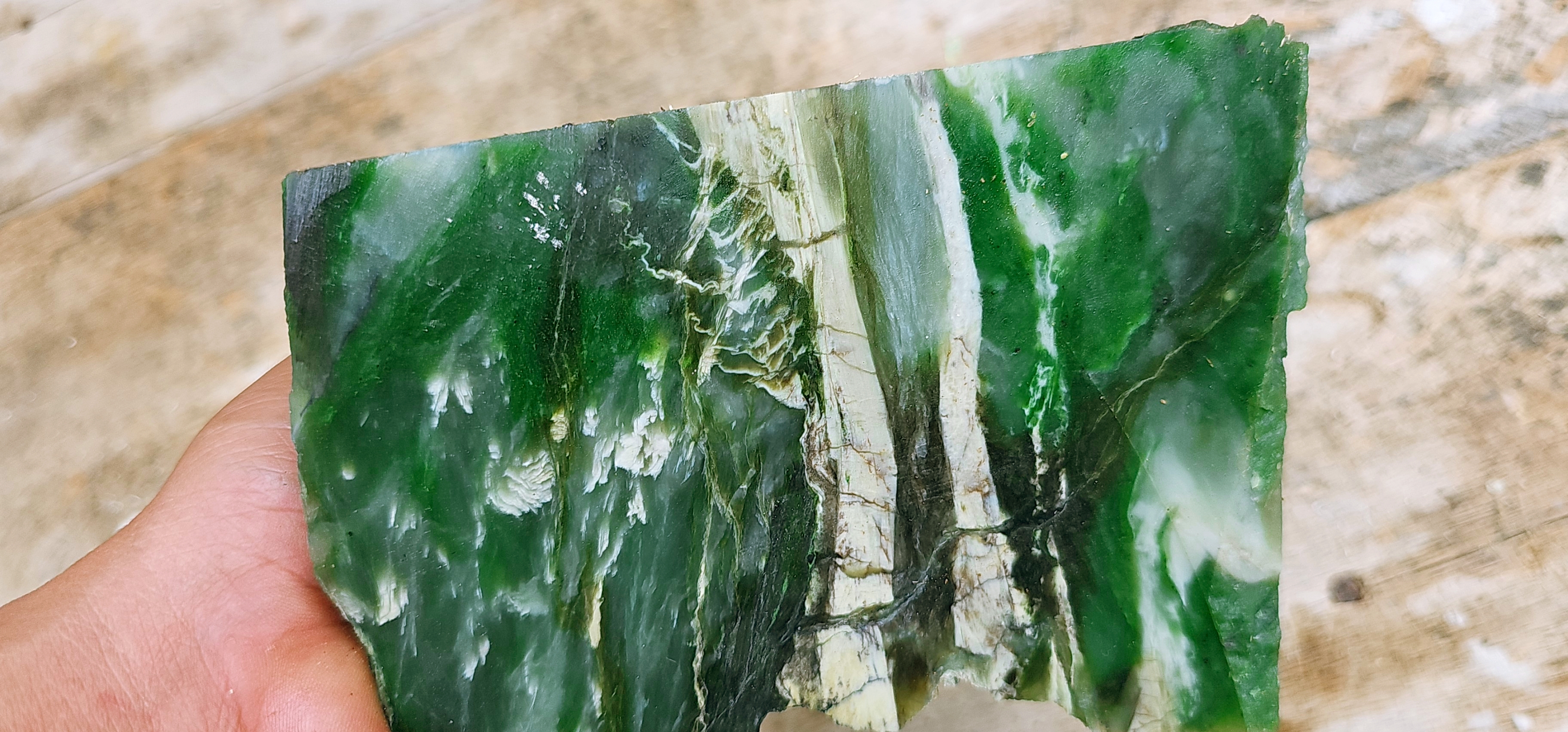 Natural Deep Emerald-Green Jade-Like Rough Slab – Vivid Green Core, Translucent Pale-Green Veining, Cream-Green Matrix & Distinct Layered Color Zoning – 4.7 KG