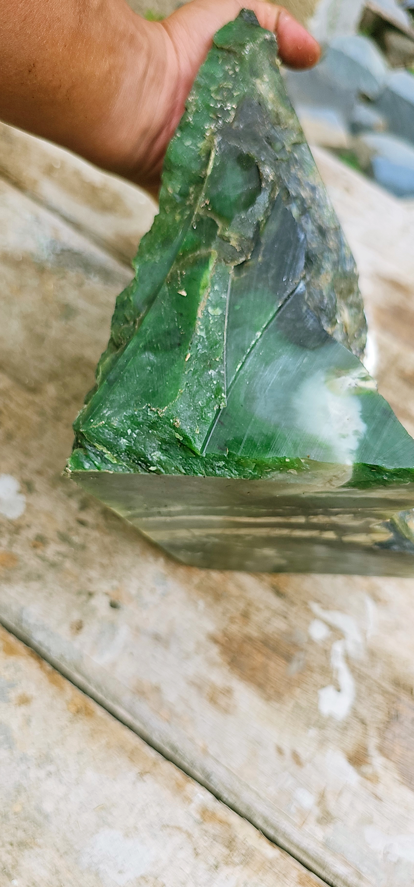 Natural Deep Emerald-Green Jade-Like Rough Slab – Vivid Green Core, Translucent Pale-Green Veining, Cream-Green Matrix & Distinct Layered Color Zoning – 4.7 KG