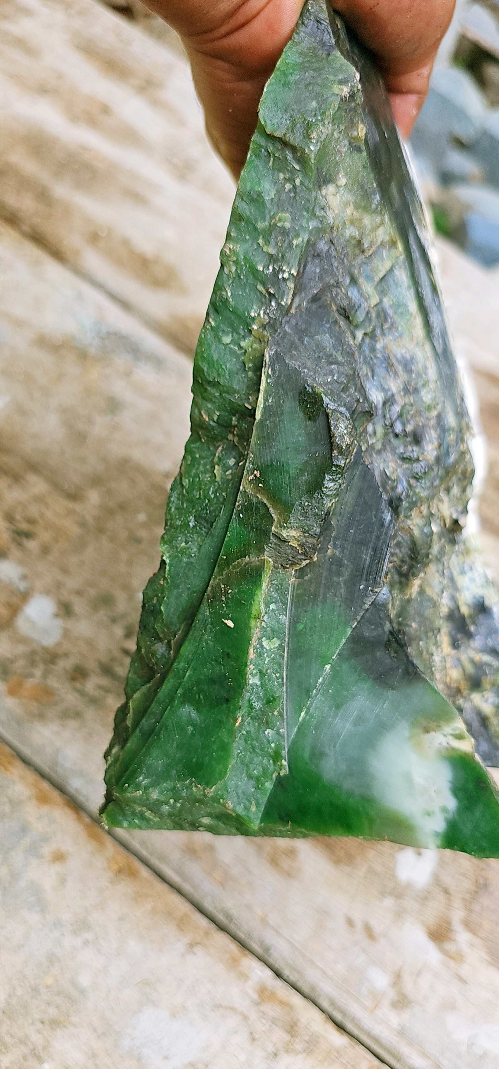 Natural Deep Emerald-Green Jade-Like Rough Slab – Vivid Green Core, Translucent Pale-Green Veining, Cream-Green Matrix & Distinct Layered Color Zoning – 4.7 KG