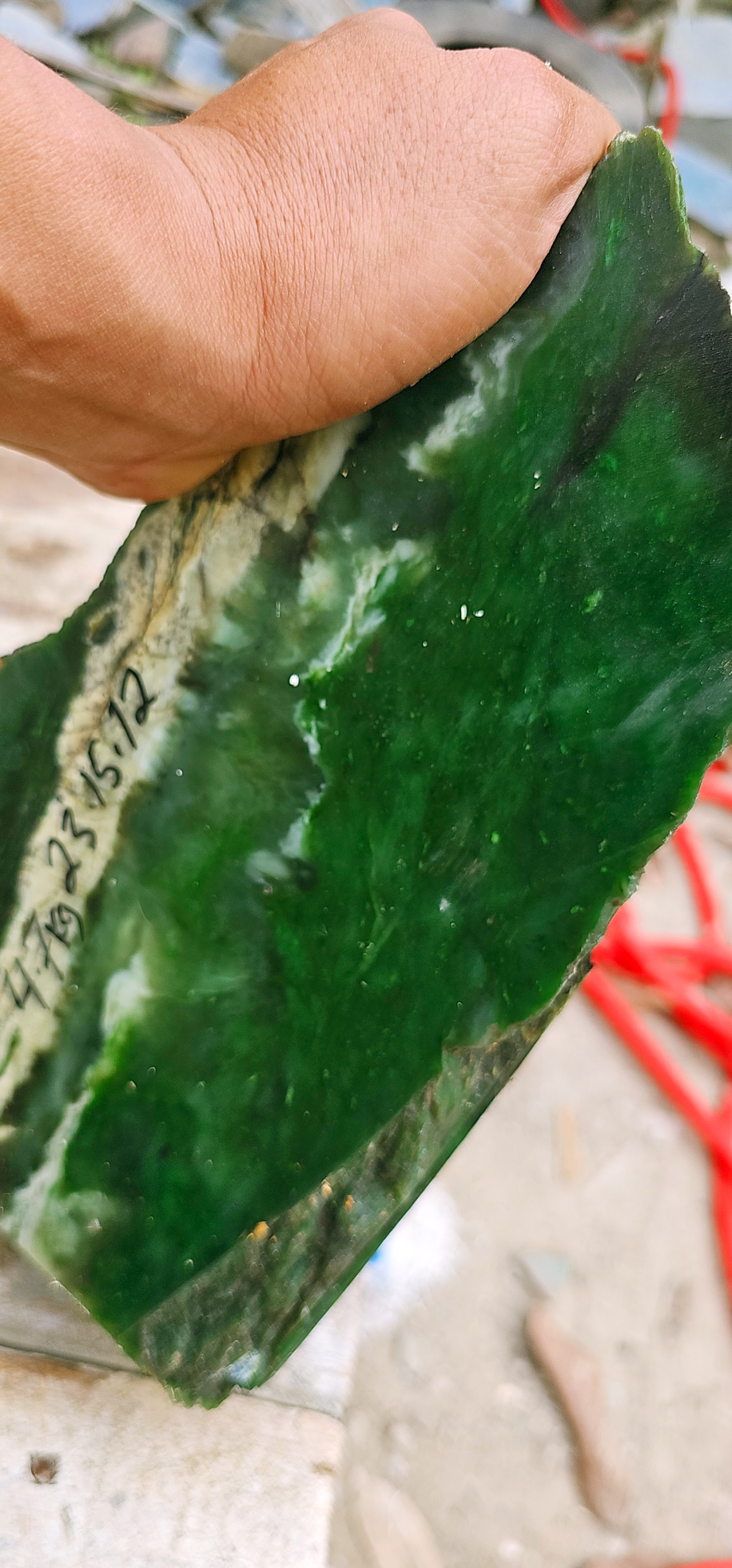 Natural Deep Emerald-Green Jade-Like Rough Slab – Vivid Green Core, Translucent Pale-Green Veining, Cream-Green Matrix & Distinct Layered Color Zoning – 4.7 KG