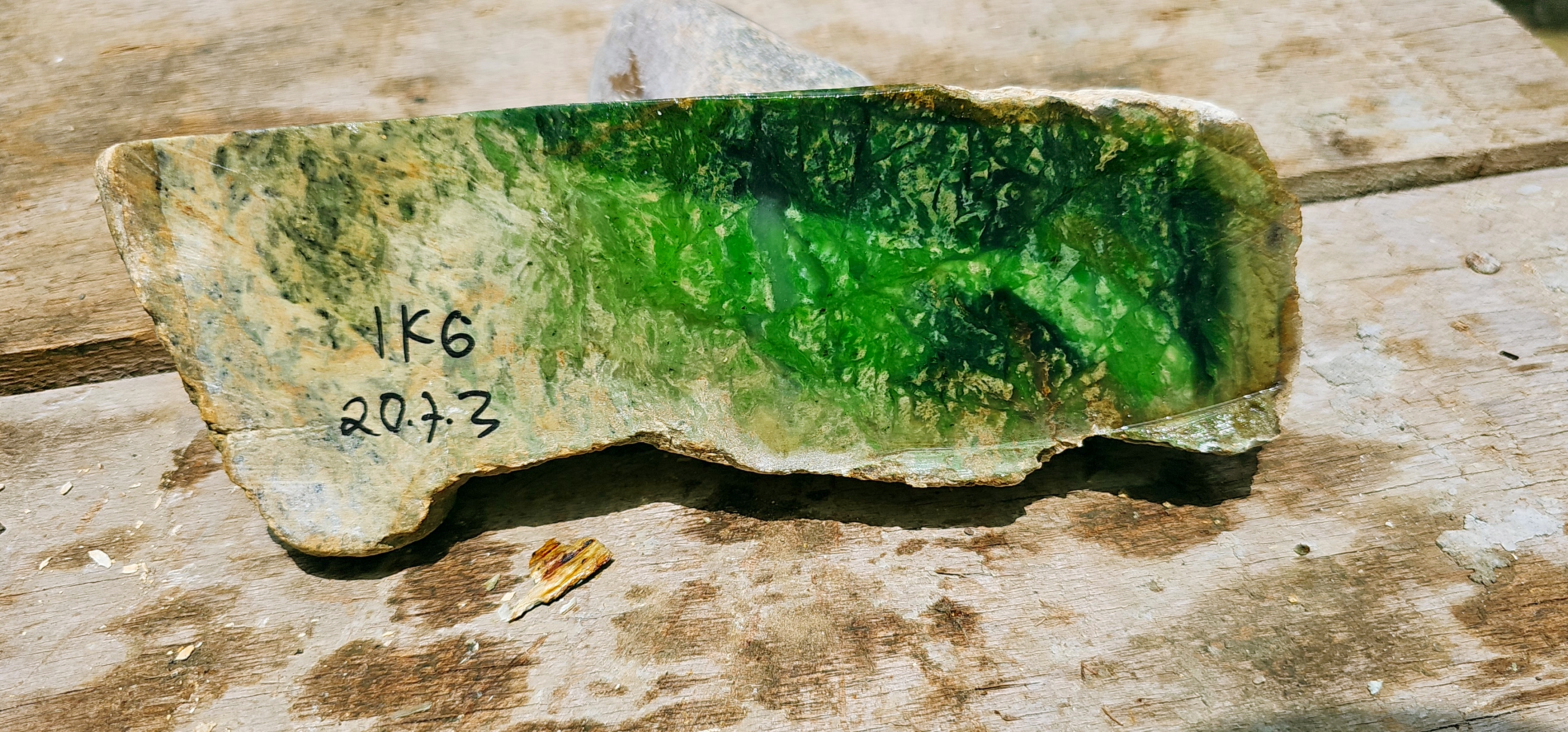 Aceh Natural Nephrite Jade – Vivid Emerald Green & Deep Forest Green with Radiating Mineral Patterns and Cream-Grey Natural Matrix – 1 KG