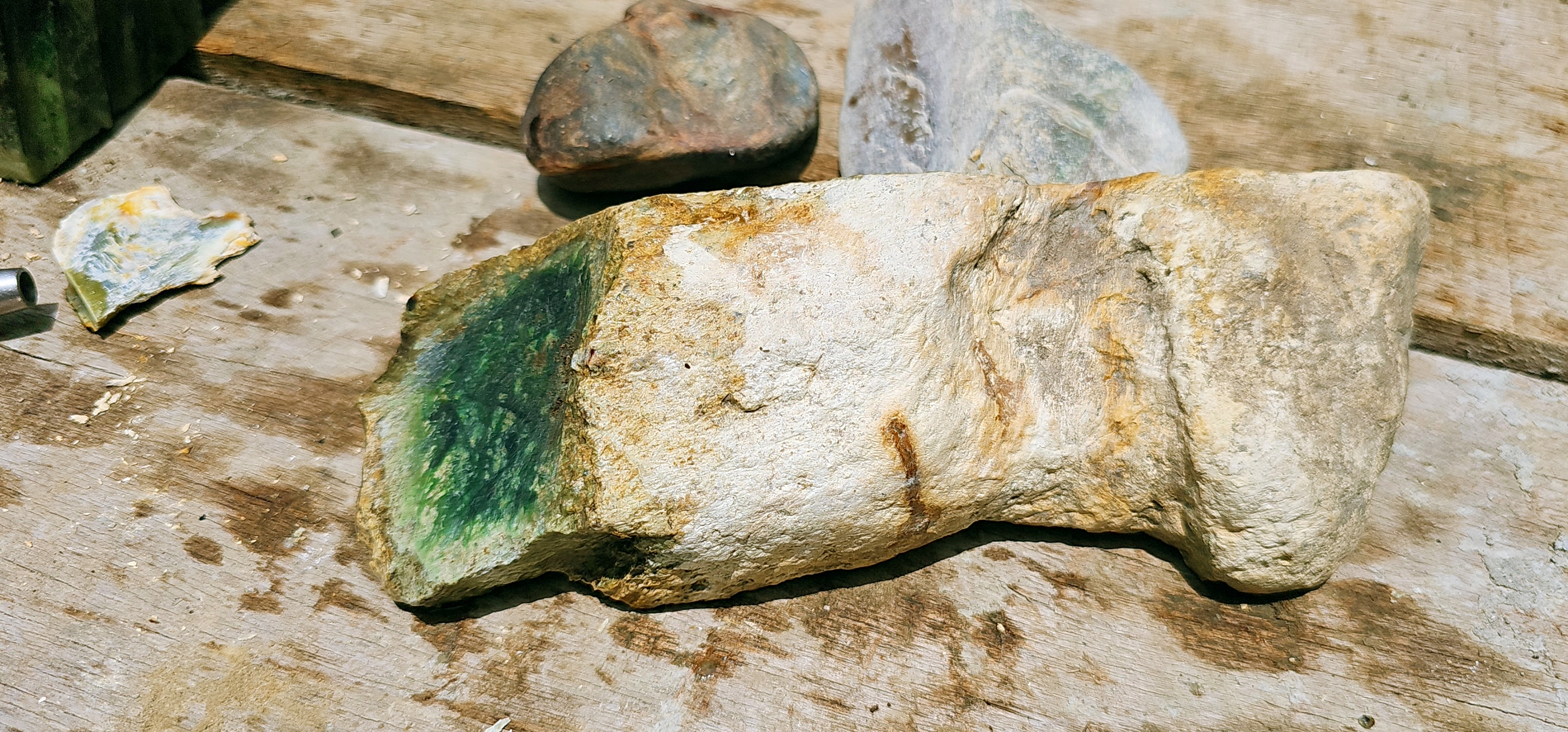 Aceh Natural Nephrite Jade – Vivid Emerald Green & Deep Forest Green with Radiating Mineral Patterns and Cream-Grey Natural Matrix – 1 KG