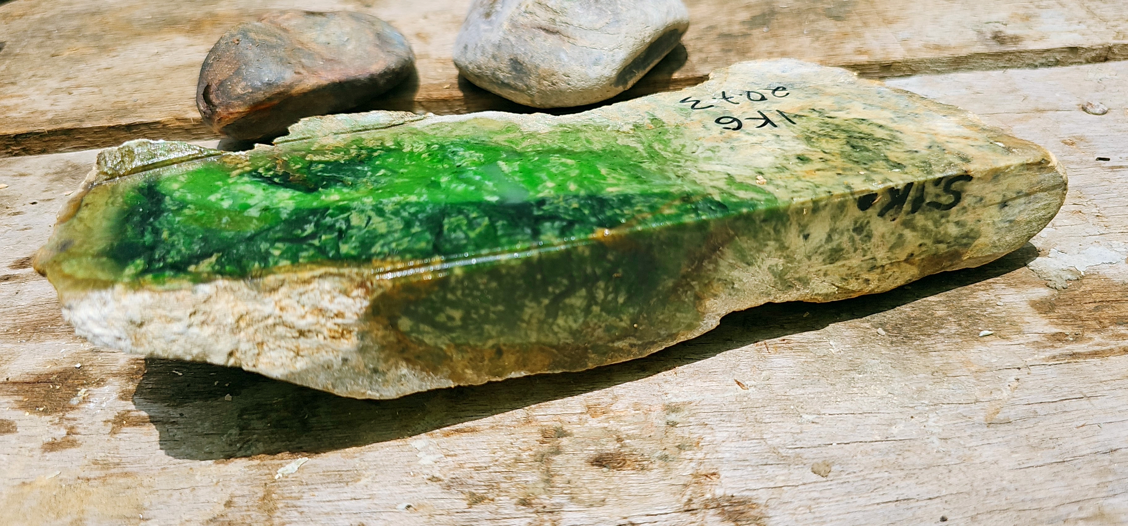 Aceh Natural Nephrite Jade – Vivid Emerald Green & Deep Forest Green with Radiating Mineral Patterns and Cream-Grey Natural Matrix – 1 KG
