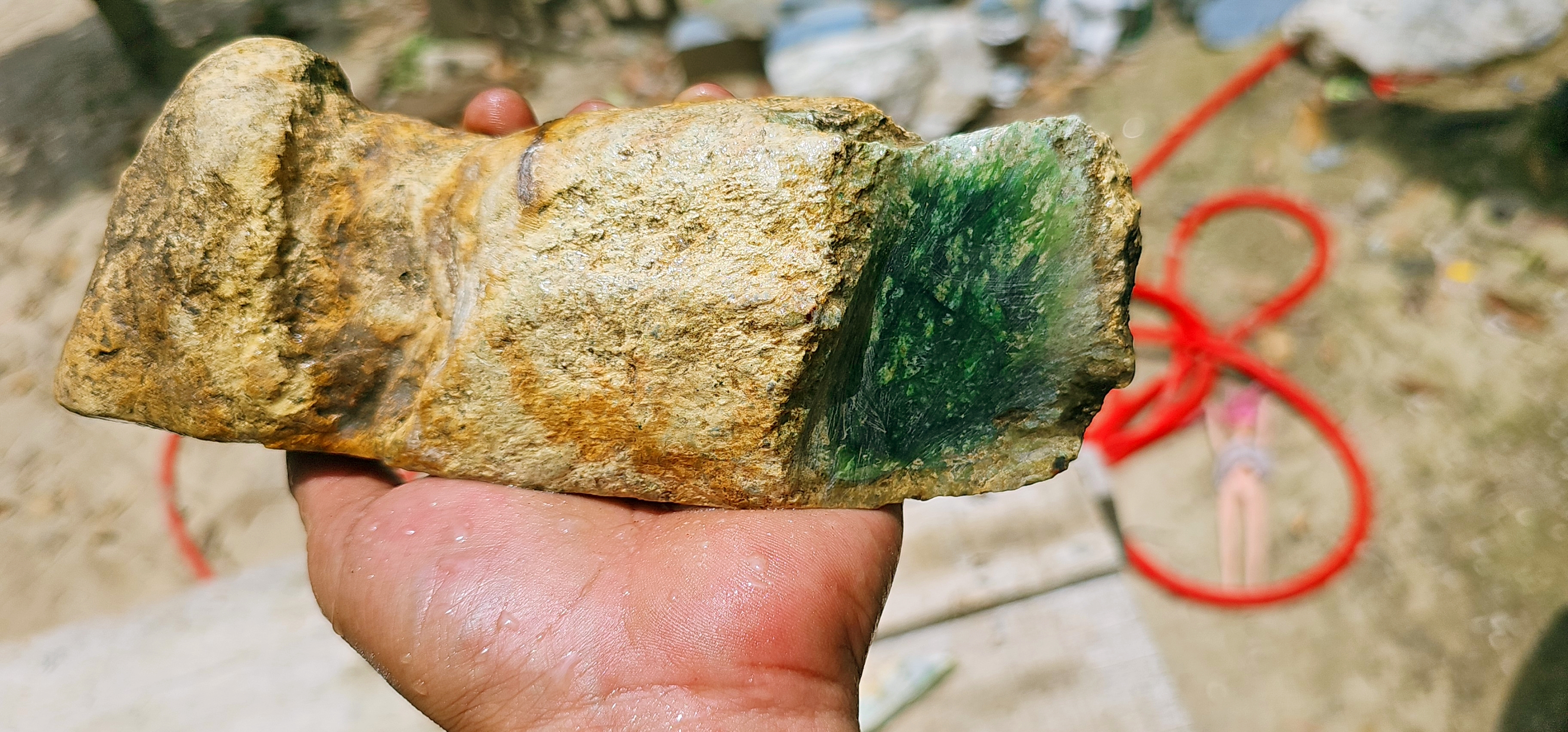 Aceh Natural Nephrite Jade – Vivid Emerald Green & Deep Forest Green with Radiating Mineral Patterns and Cream-Grey Natural Matrix – 1 KG