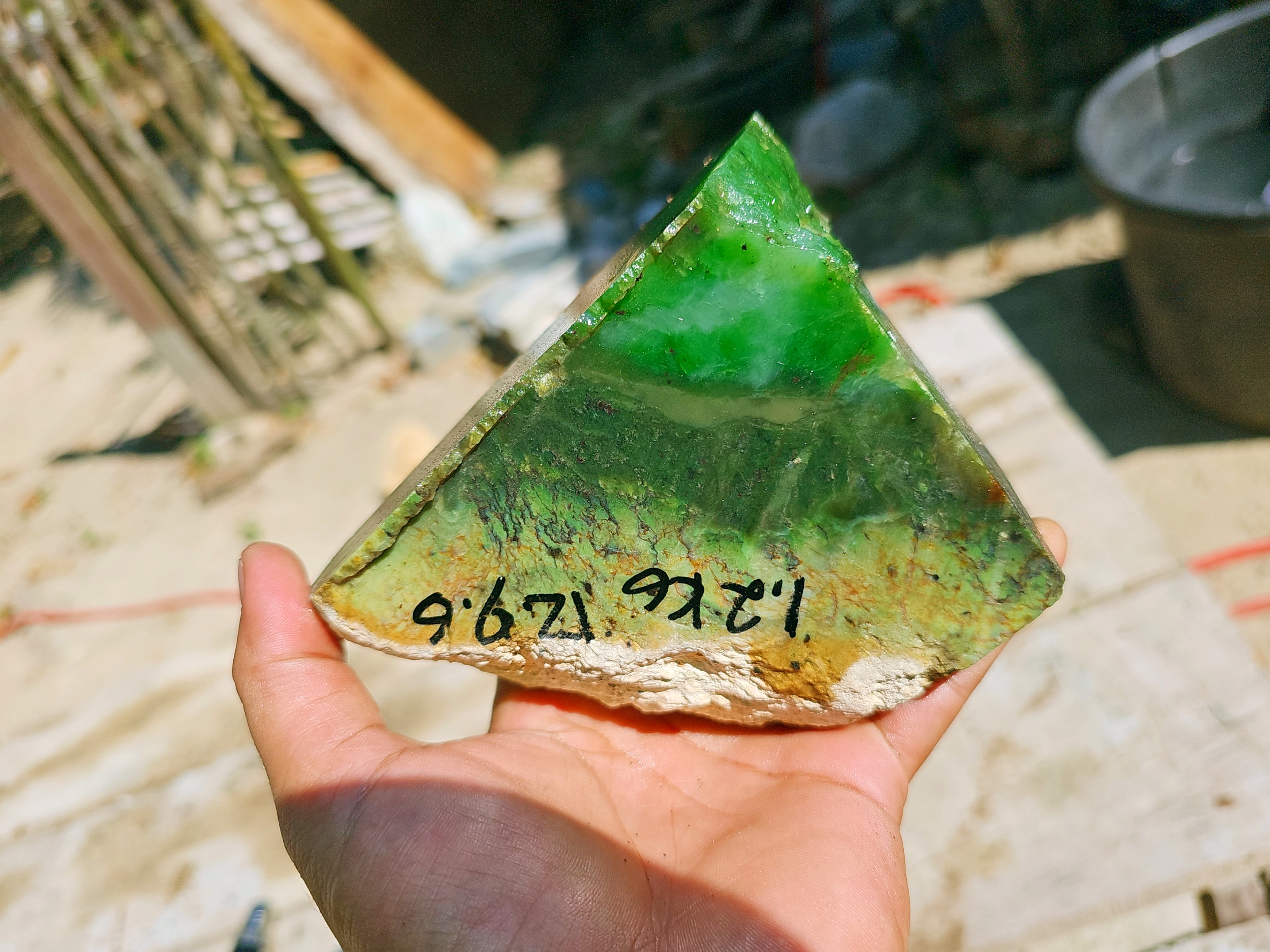 Aceh Natural Nephrite Jade – Vivid Emerald Green with Deep Forest-Green Zoning, Translucent Upper Section & Golden-Brown Matrix – 1.2 KG