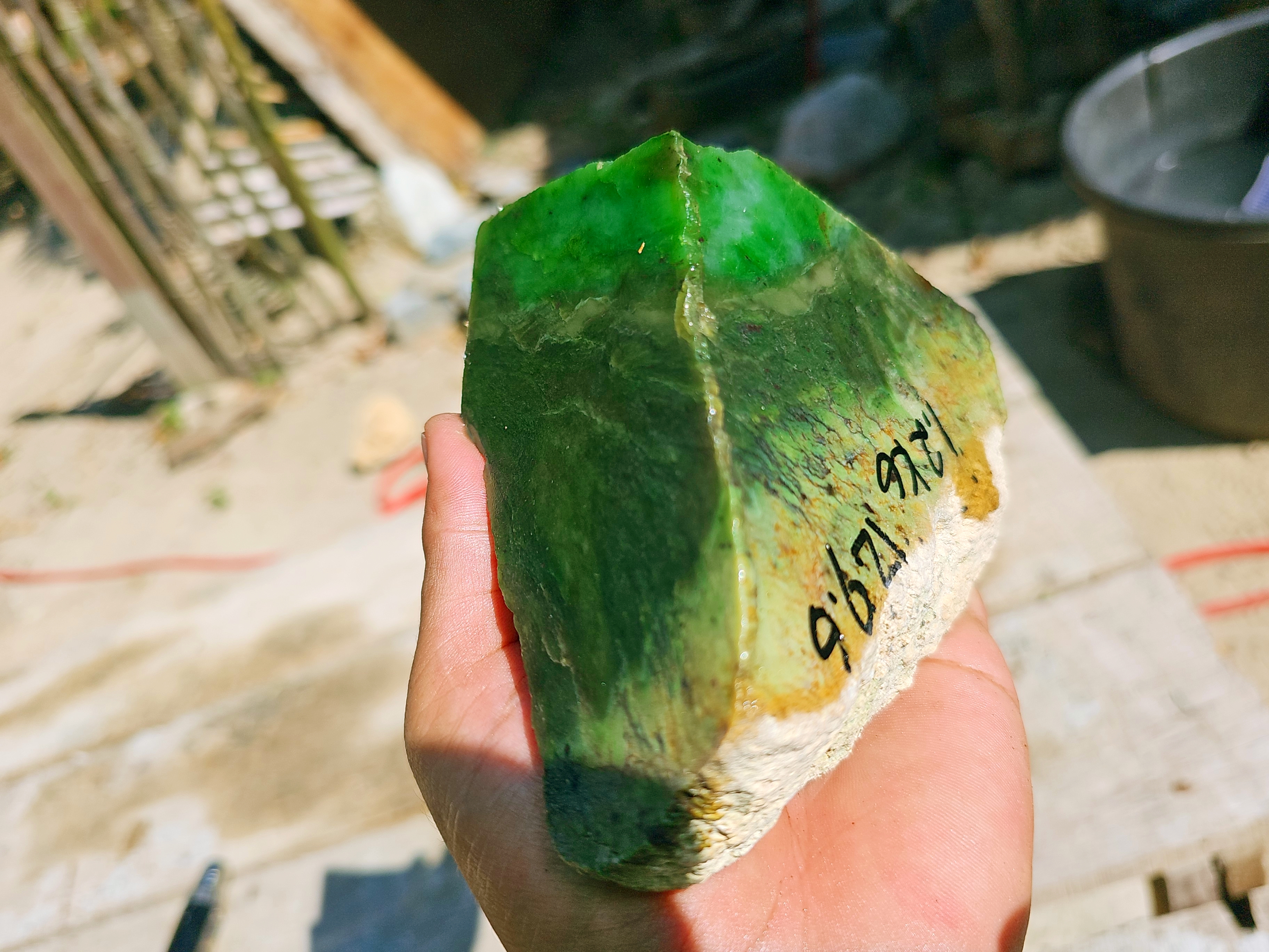 Aceh Natural Nephrite Jade – Vivid Emerald Green with Deep Forest-Green Zoning, Translucent Upper Section & Golden-Brown Matrix – 1.2 KG