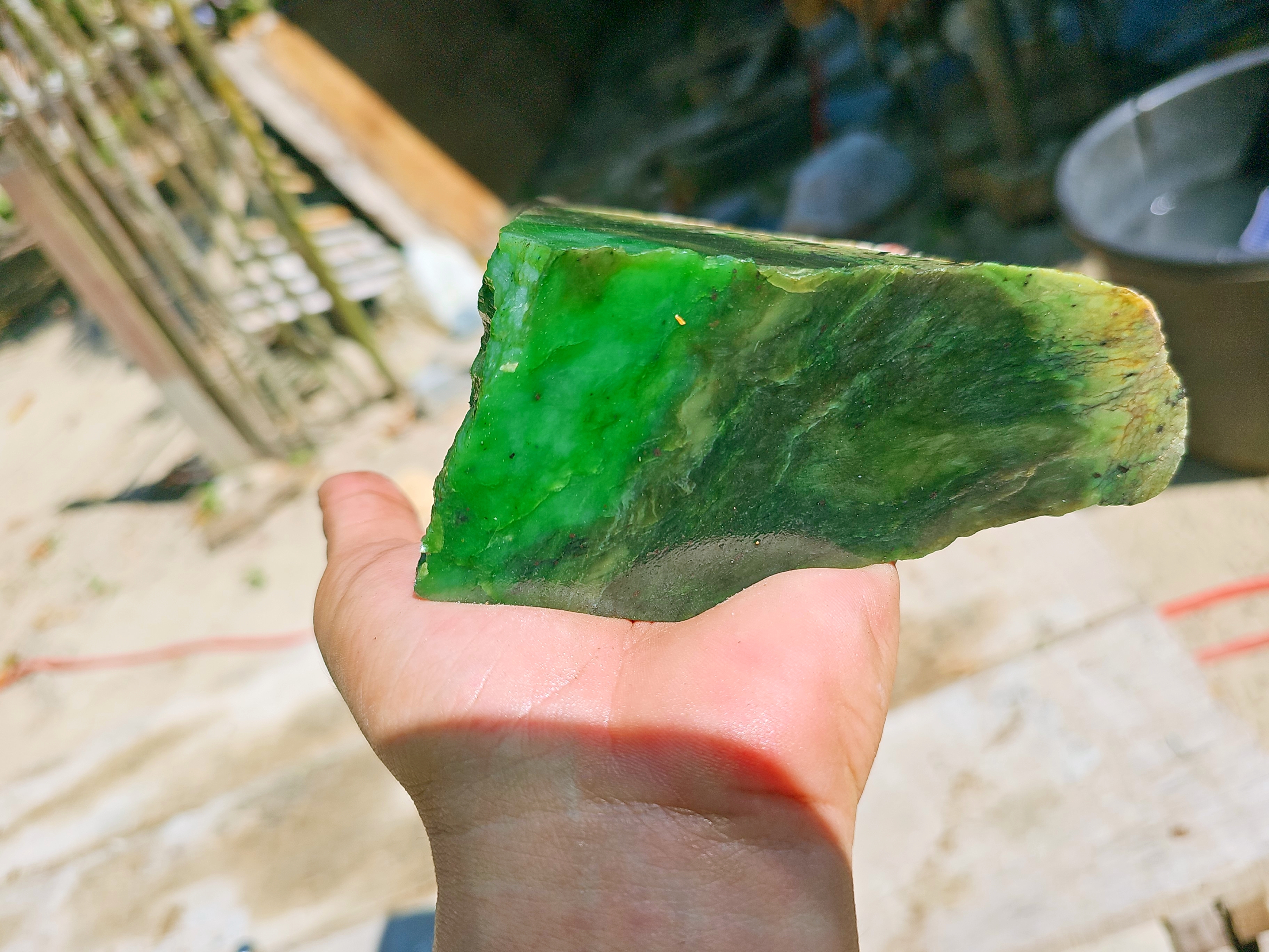 Aceh Natural Nephrite Jade – Vivid Emerald Green with Deep Forest-Green Zoning, Translucent Upper Section & Golden-Brown Matrix – 1.2 KG