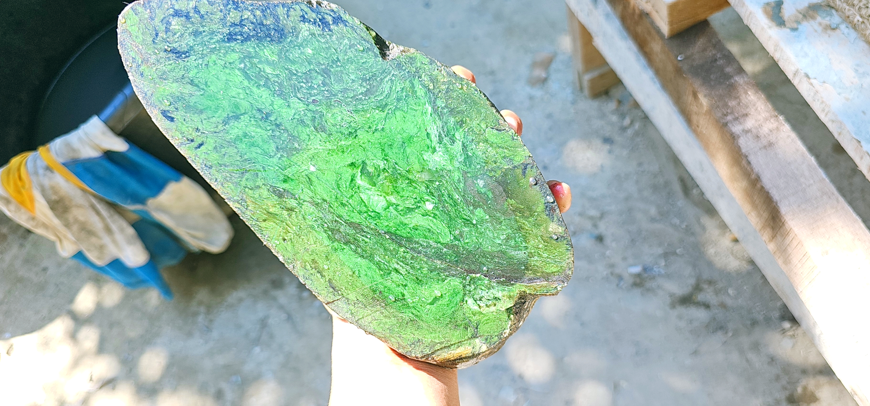 Aceh Natural Vibrant Green and Deep Black Nephrite Jade Slab with Swirling Clouded Patterns Rough Stone – 1.5 KG