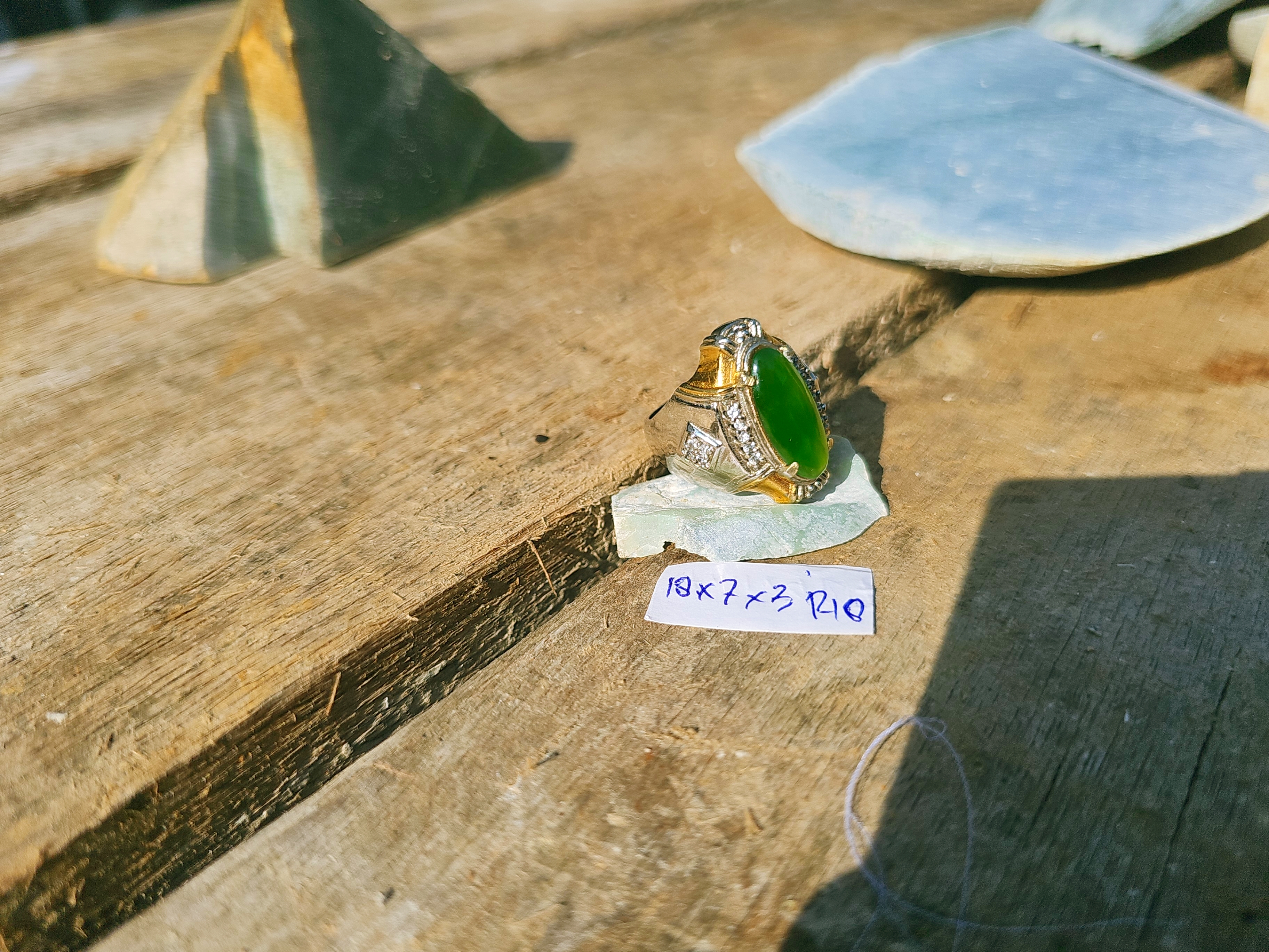Aceh Vibrant Green Nephrite Jade Oval Cabochon Ring with Ornate Setting and Accent Stones – Accessories
