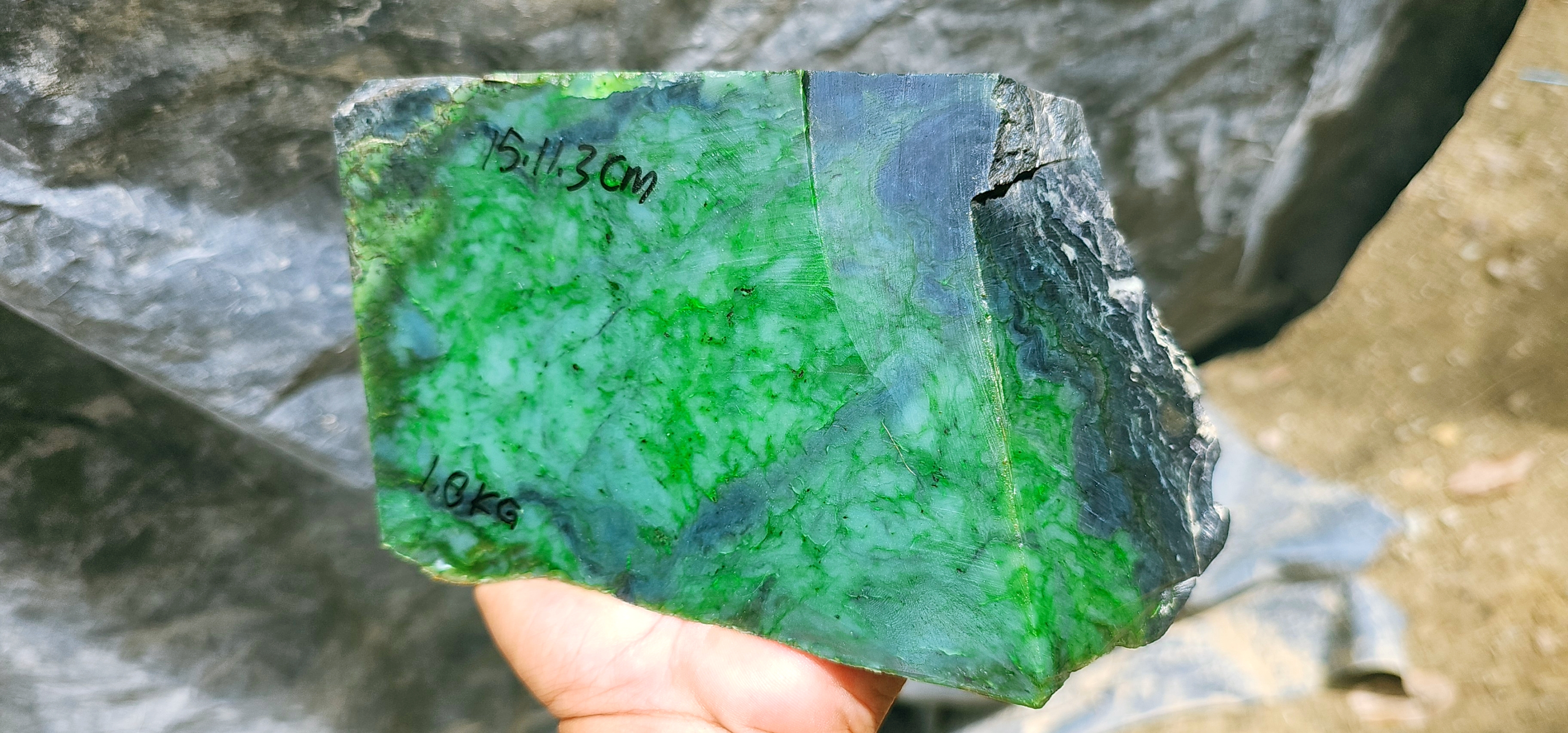 Aceh Natural Vivid Green and Dark Mineral Mottled Rough Stone with Distinctive Veining – 1.8 KG