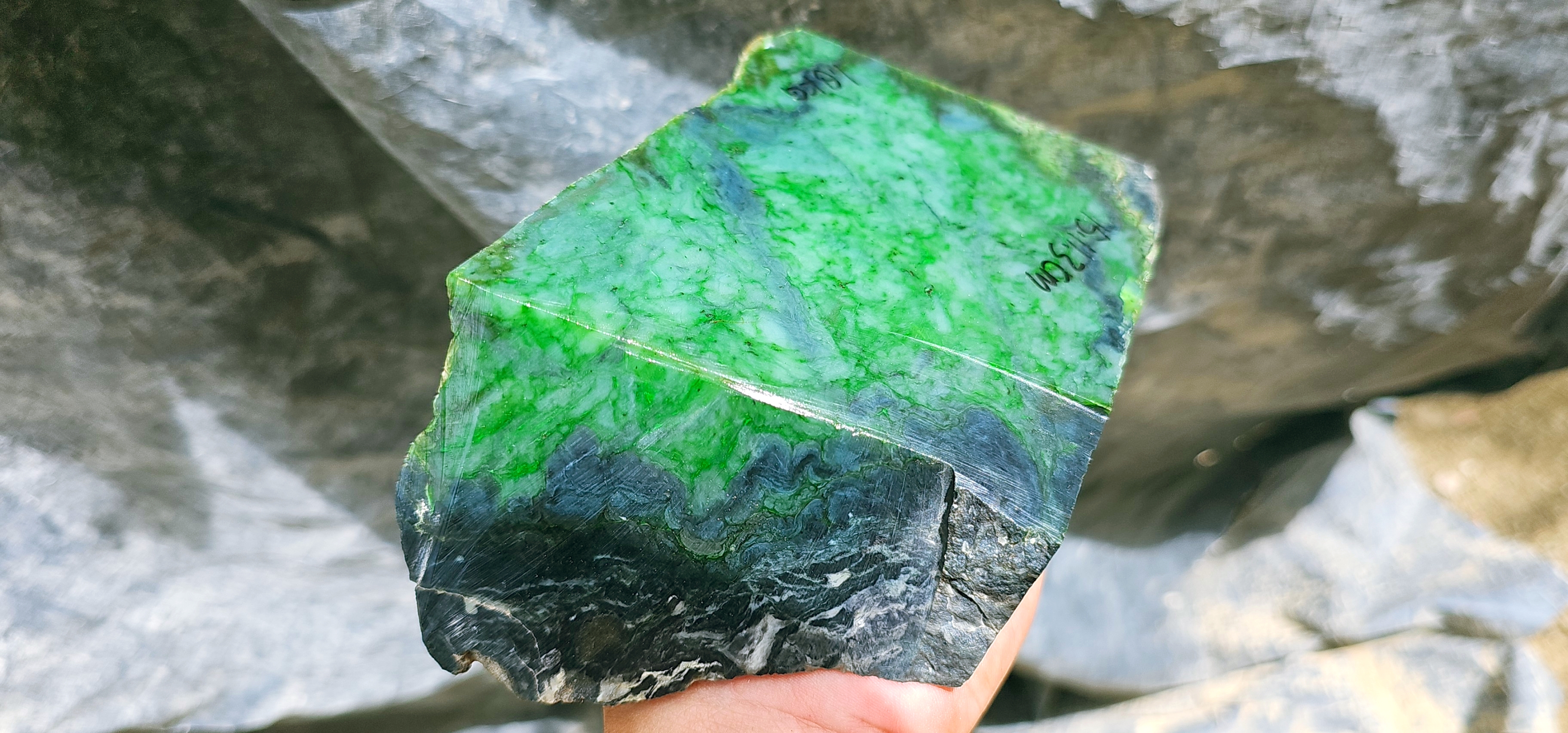 Aceh Natural Vivid Green and Dark Mineral Mottled Rough Stone with Distinctive Veining – 1.8 KG