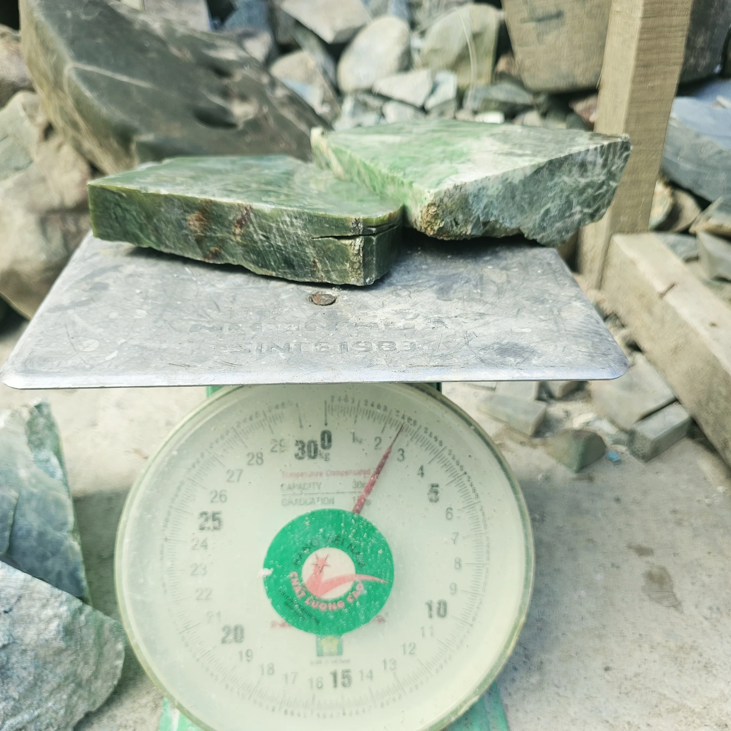 Aceh Natural Moss Green and Pale Jade Rough Stone Lot with Dynamic Linear Veining – 2.5 KG