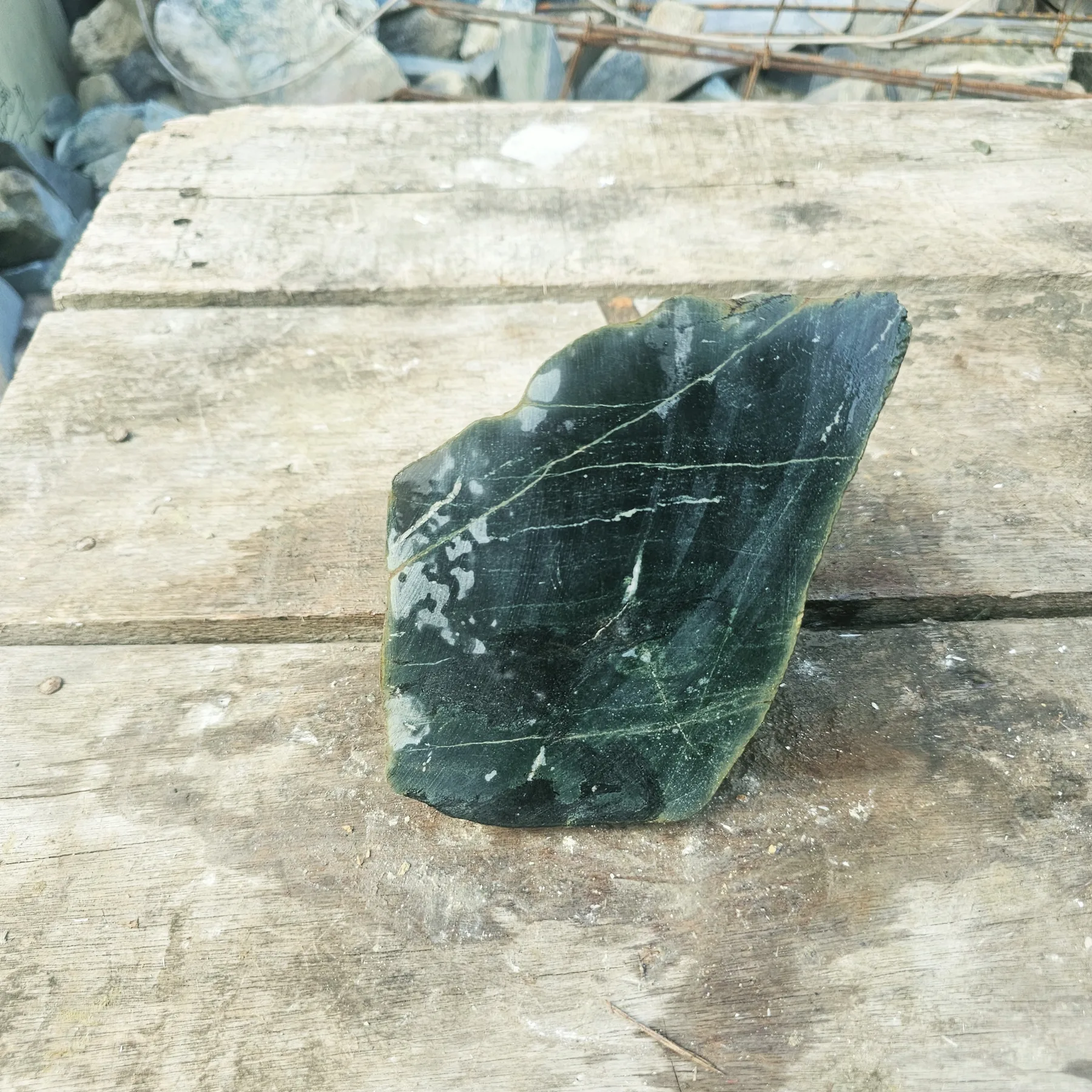 Aceh Natural Deep Blackjade Rough Stone with Smoky Gray Veining and Organic Contours – 3.7 KG