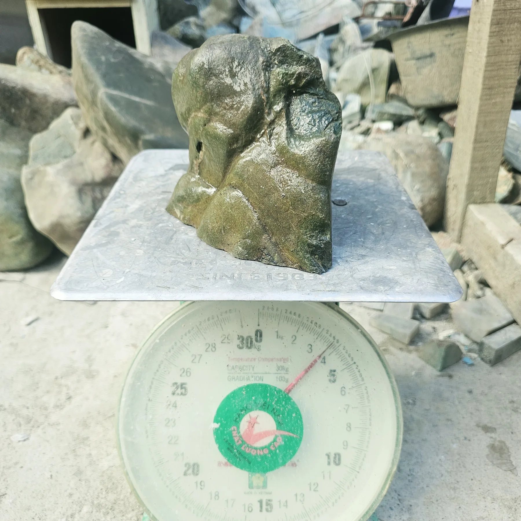 Aceh Natural Deep Blackjade Rough Stone with Smoky Gray Veining and Organic Contours – 3.7 KG