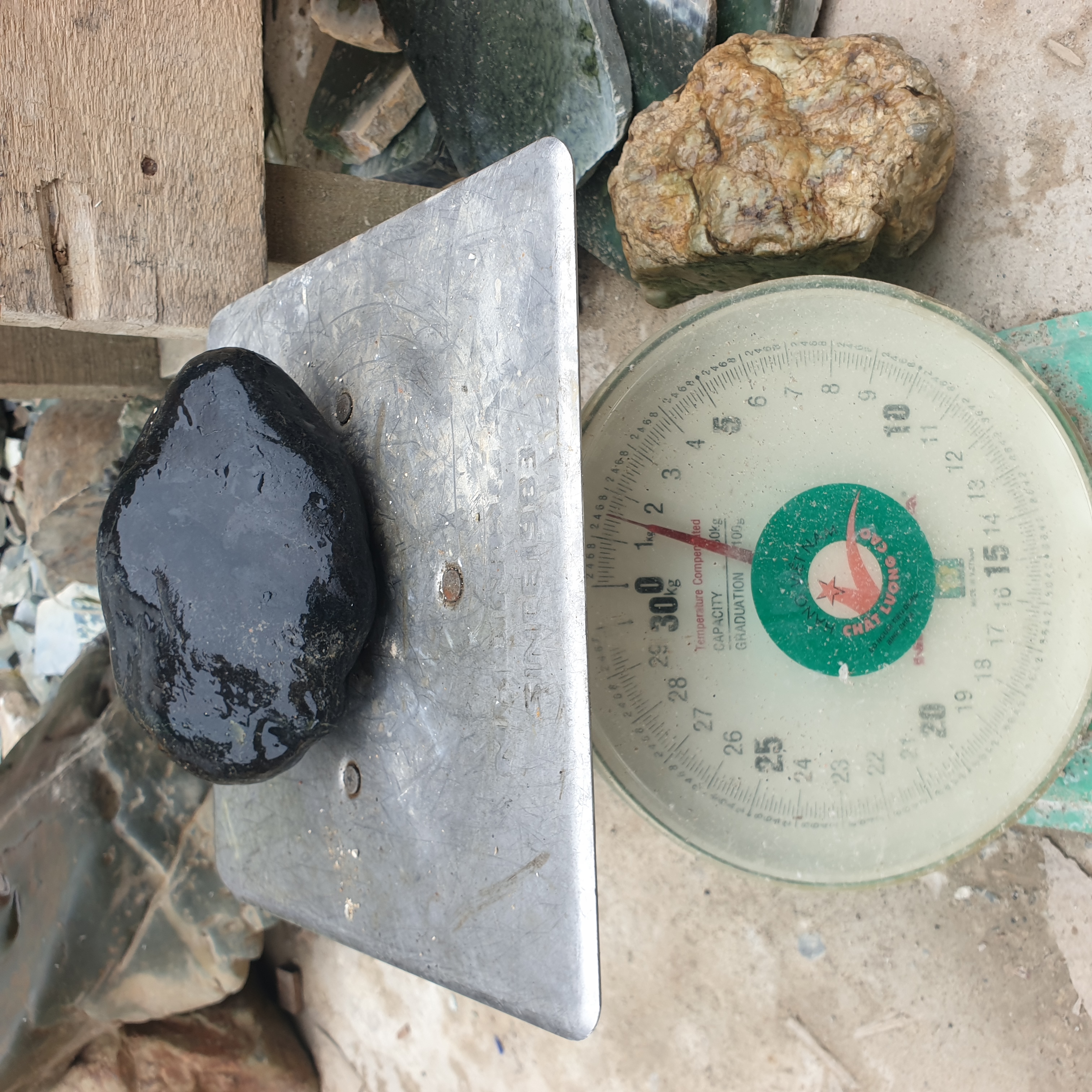 Aceh Natural Deep Blackjade with Subtle Charcoal Mottling and Smooth Contoured Rough Stone – 1.5 KG