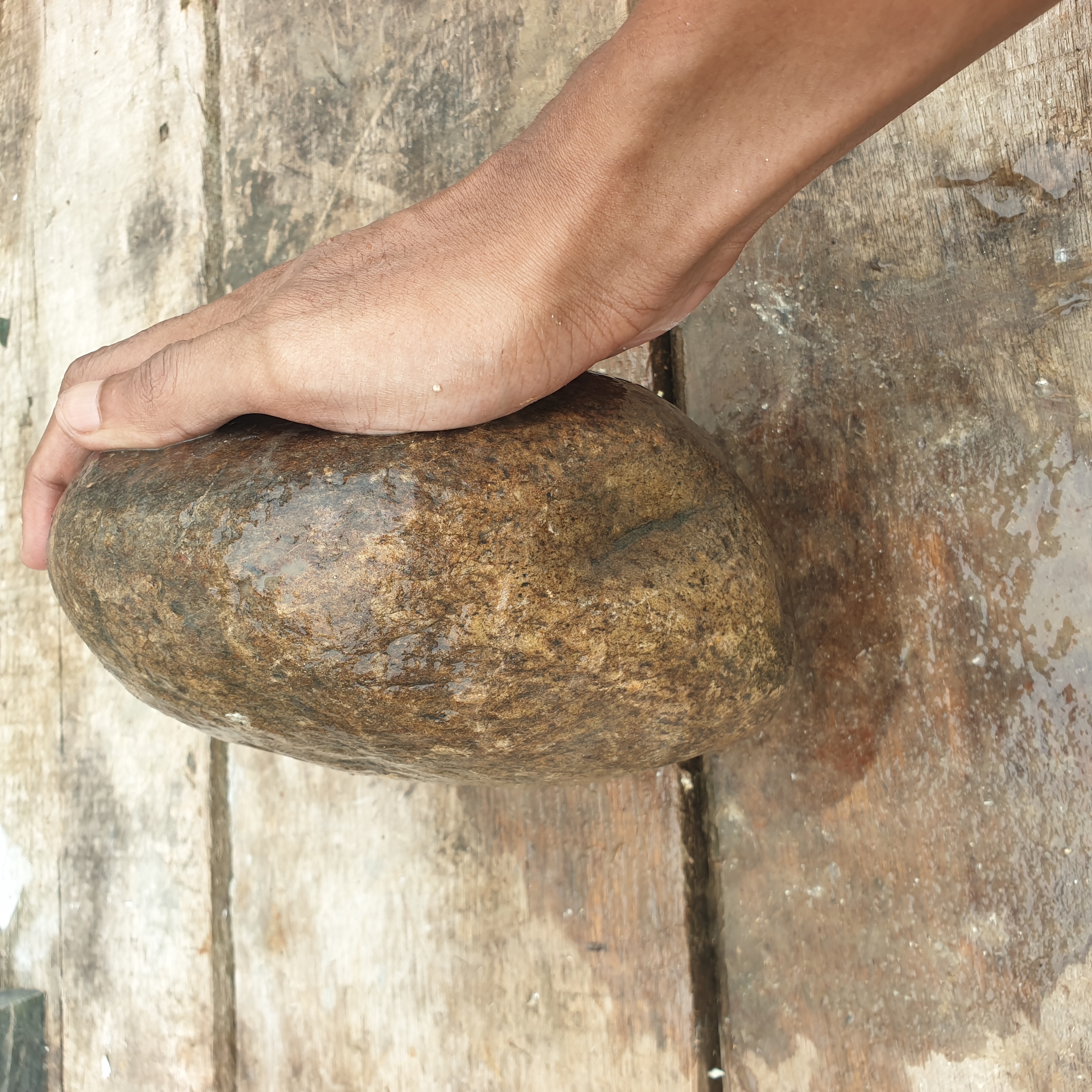 Aceh Natural Deep Blackjade with Smoky Gray Undertones and Irregular Weathered Contours Rough Stone – 5.6 KG